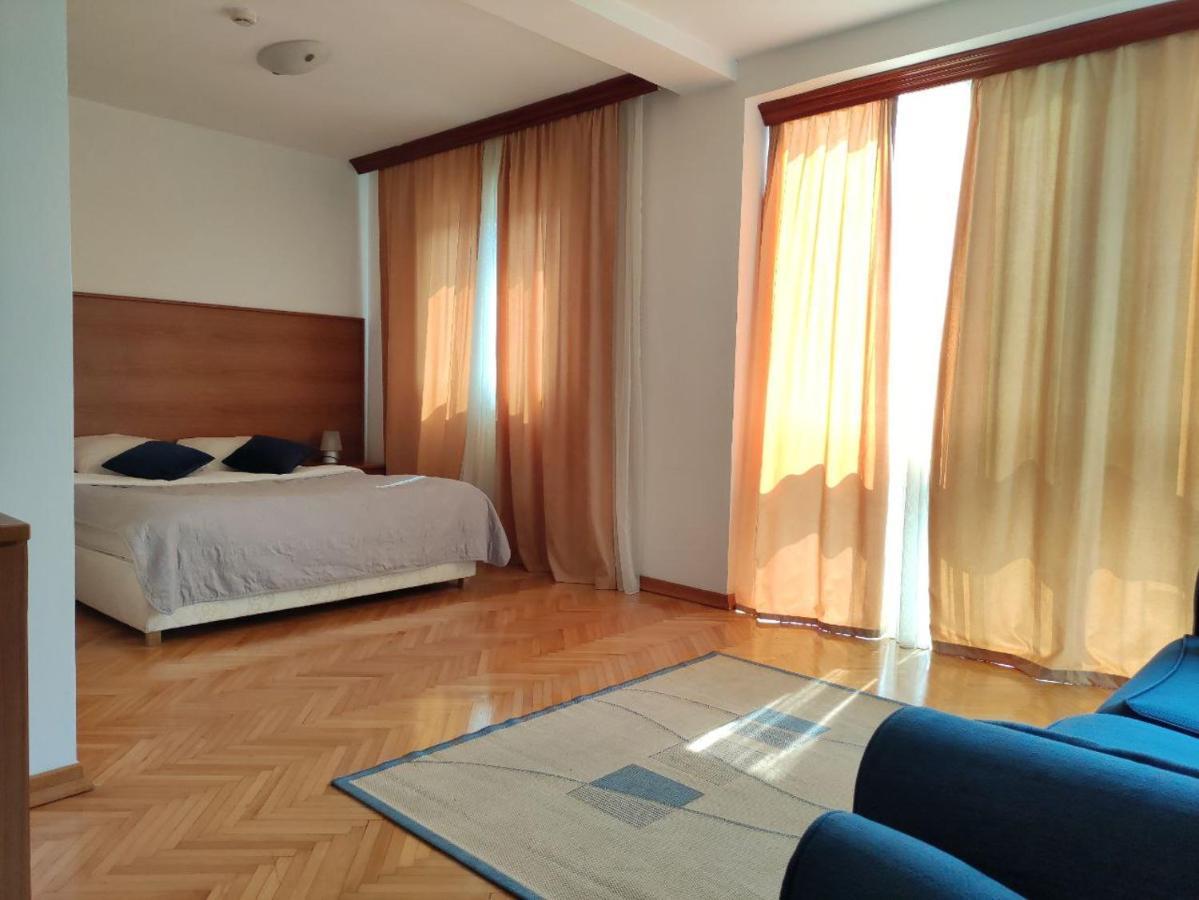 Hotel Ambasador Подгорица Екстериор снимка