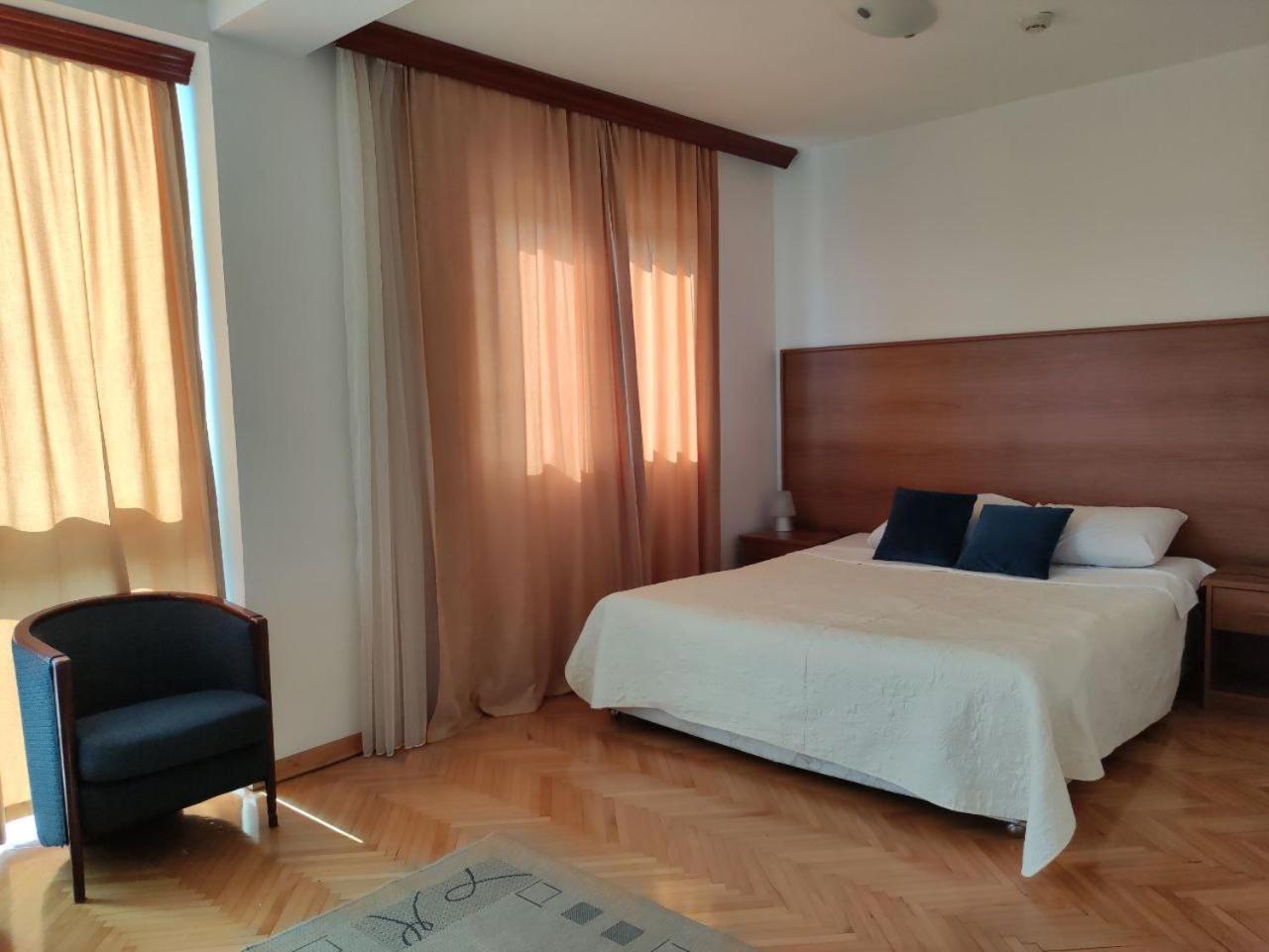 Hotel Ambasador Подгорица Екстериор снимка